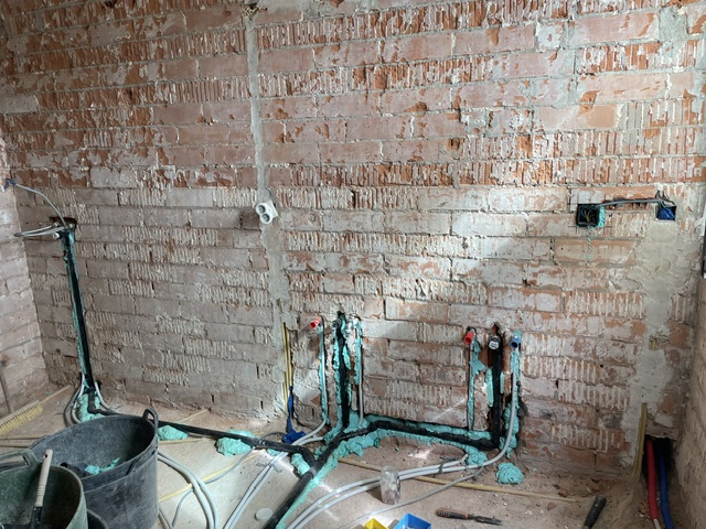 Nieuw leidingwerk tijdens een badkamerrenovatie